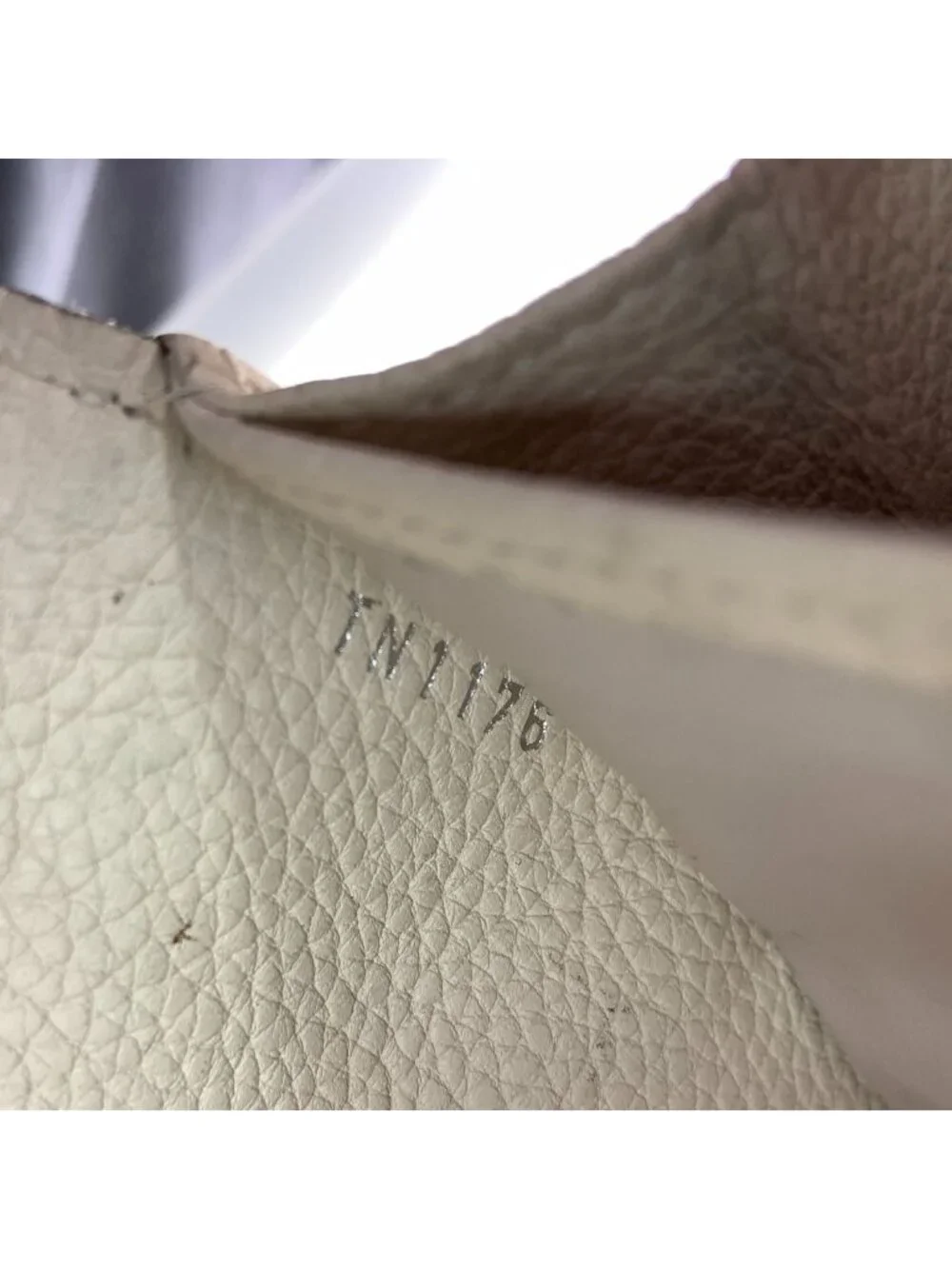Louis Vuitton Mahina Hina Portefeuille Iris Bifold Wallet Ivory